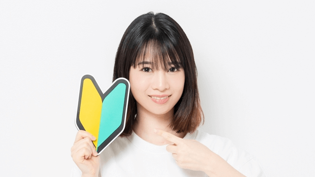 初心者マークを持つ女性