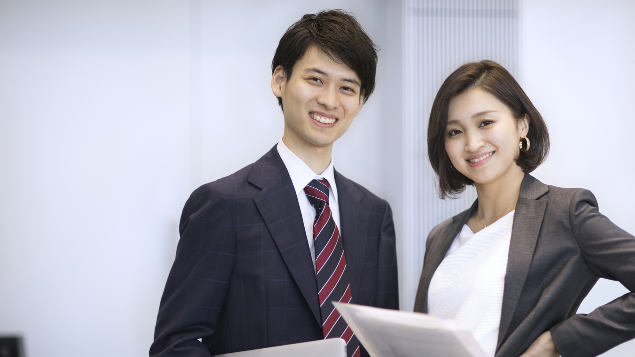 浮気調査の流れを紹介する男性と女性の写真